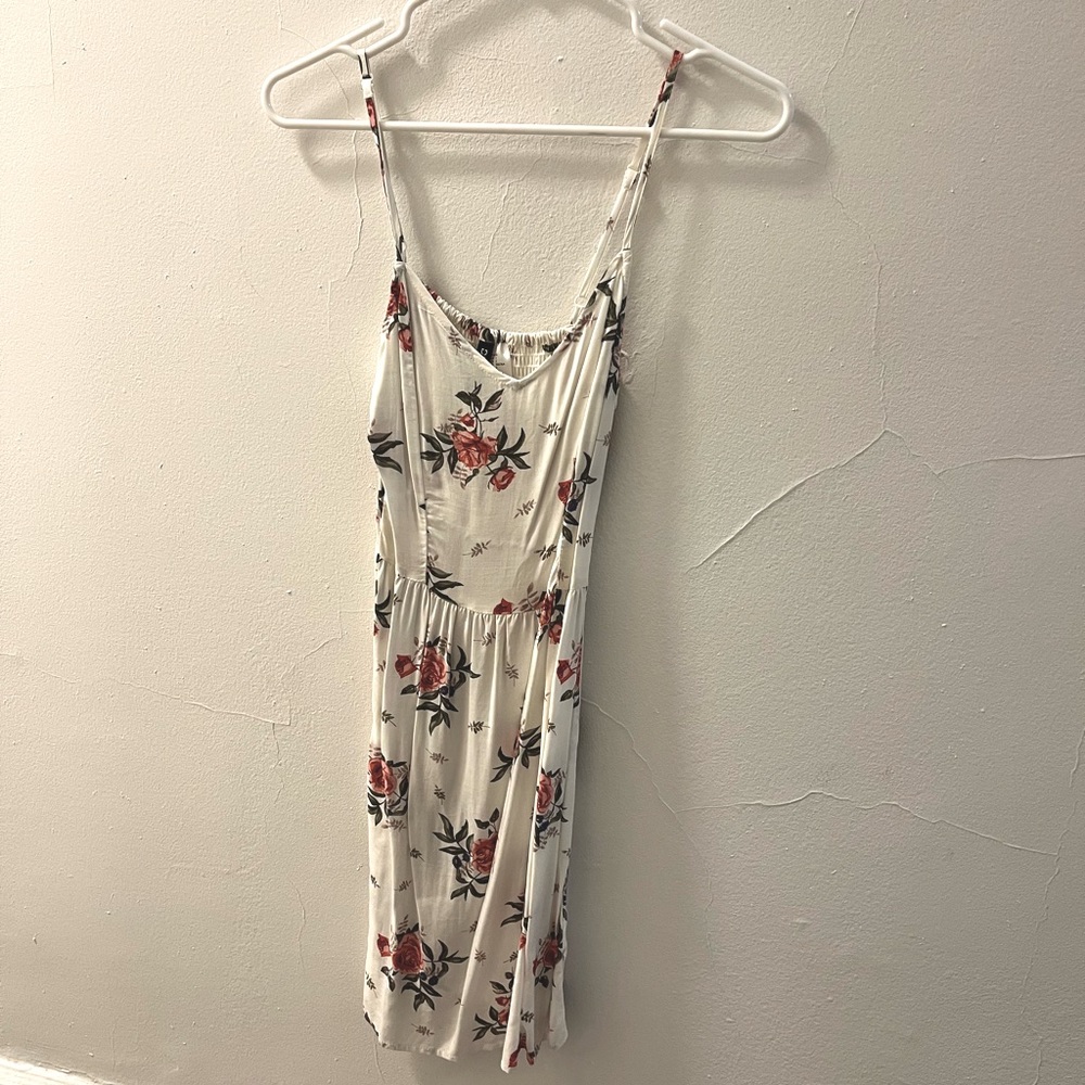 Adorable feminine spring dress. Girly in a 90s cool kind of way.